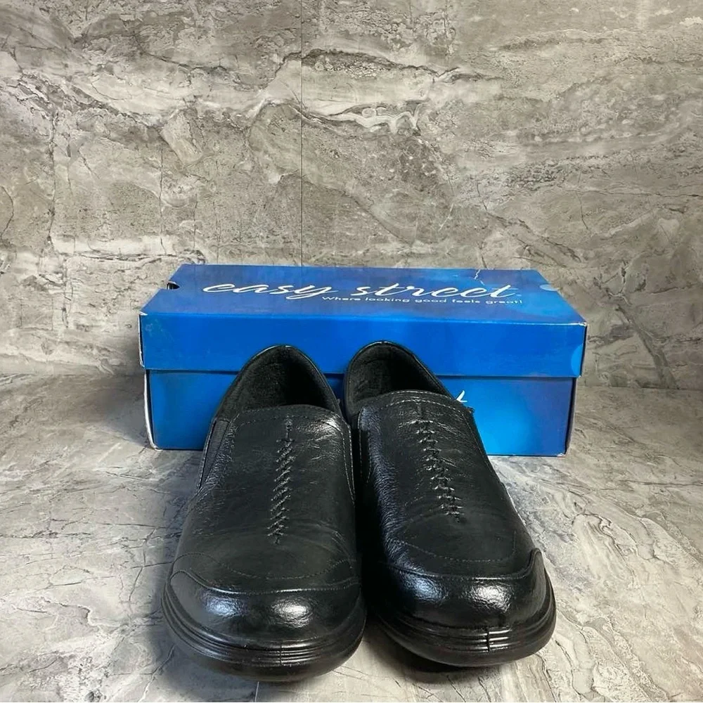 Easy Street Women's Ultimate Sneaker - Picture 6 of 7